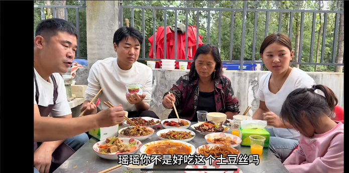 阿杜过生日做了一桌子菜，网友们吐槽说阿杜弄了两盘肉菜放到老太太跟前，弄了两盘