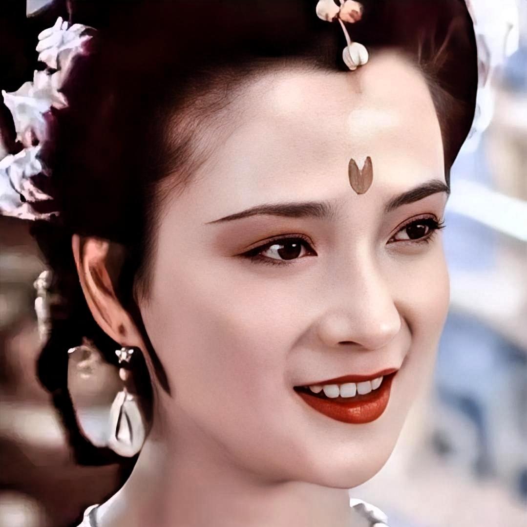 1. 《西游记》怜怜：在1986版《西游记》“四圣试禅心”单元中，何晴饰演文殊菩