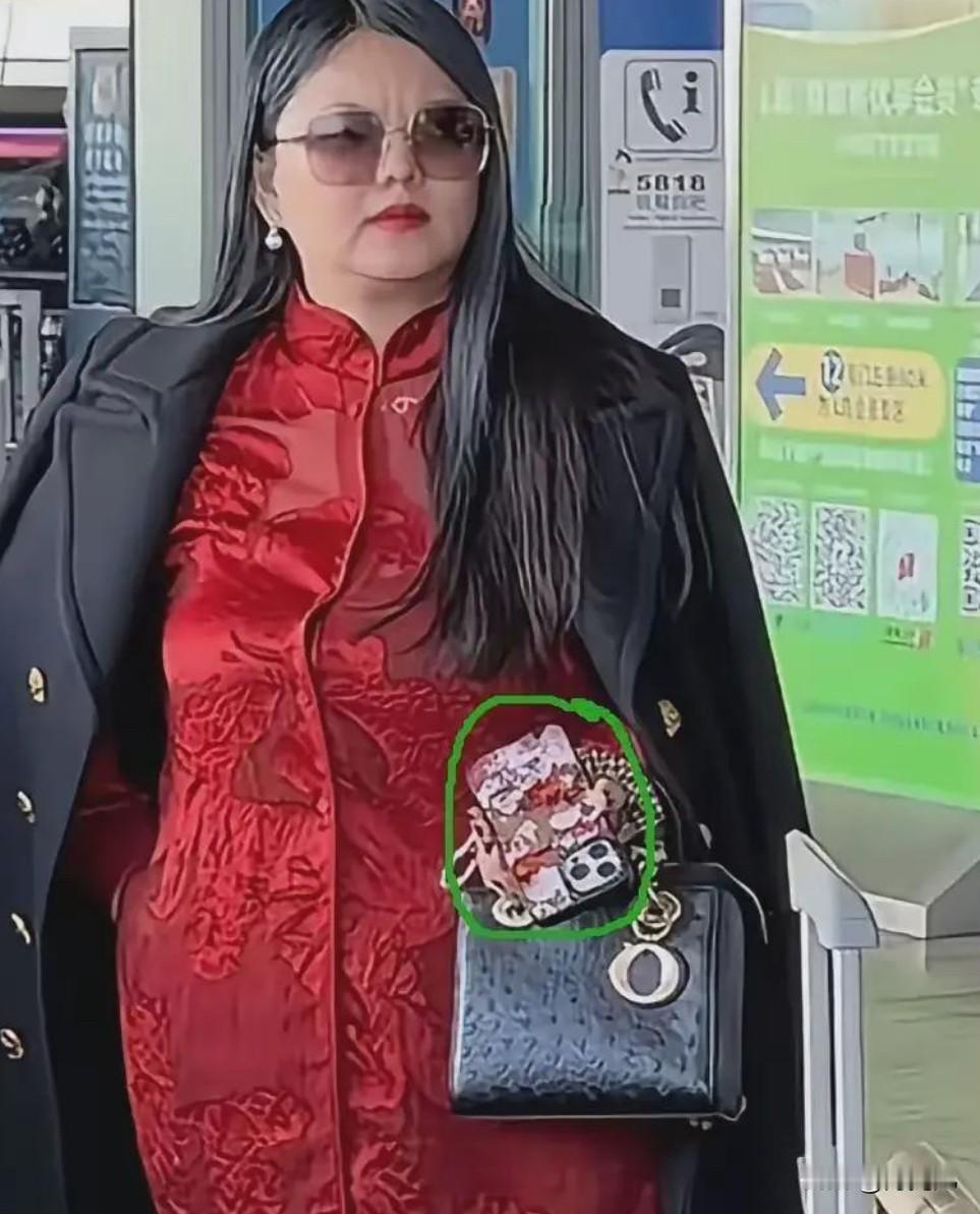 研究了大半天终于搞明白了，李湘浑身上下最便宜的东西竟然是手机壳，估计我们都