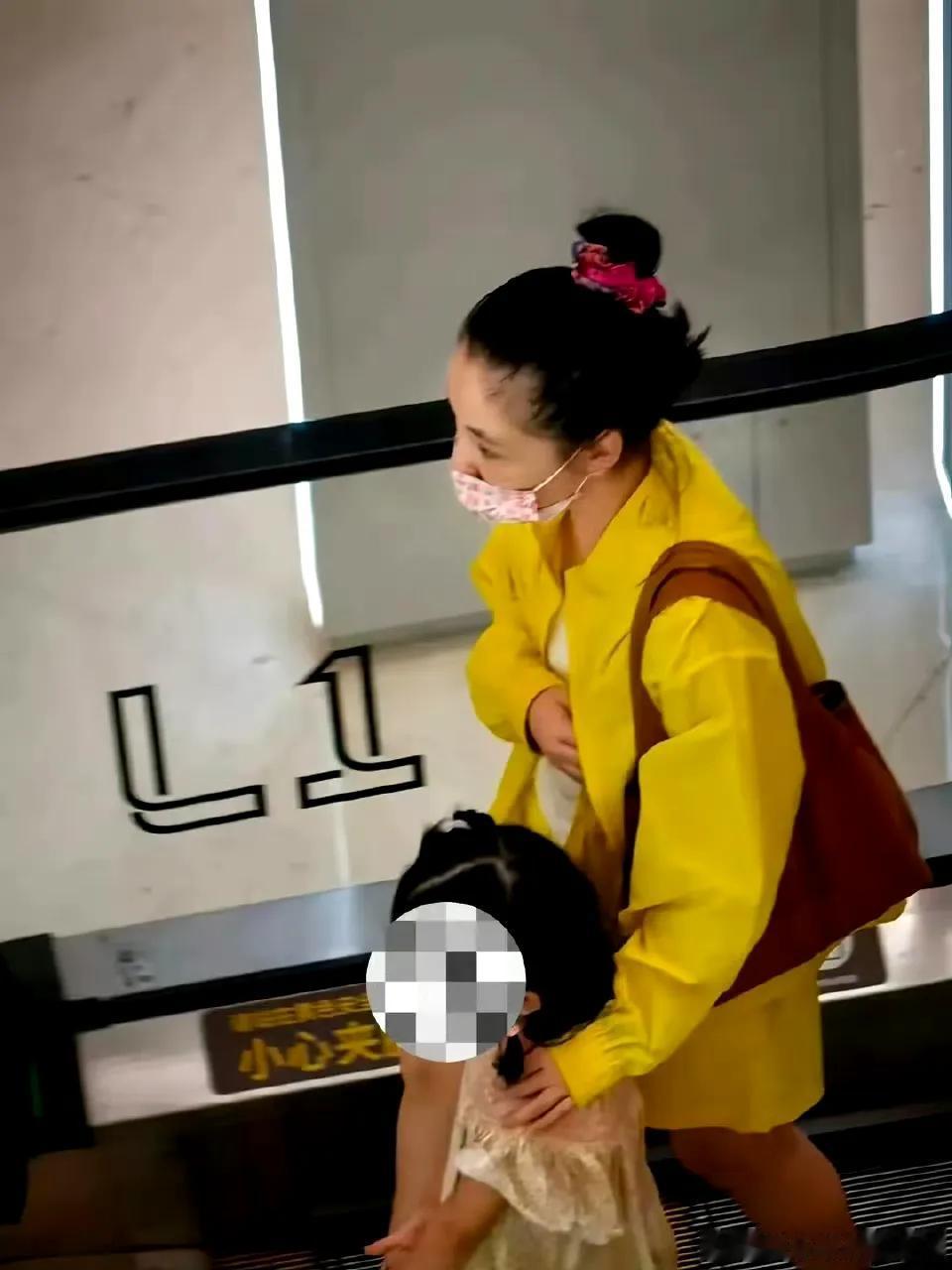 吴倩带女儿逛街，扎丸子头戴口罩素颜露面，母女俩定居武汉，女儿被赞很漂亮​