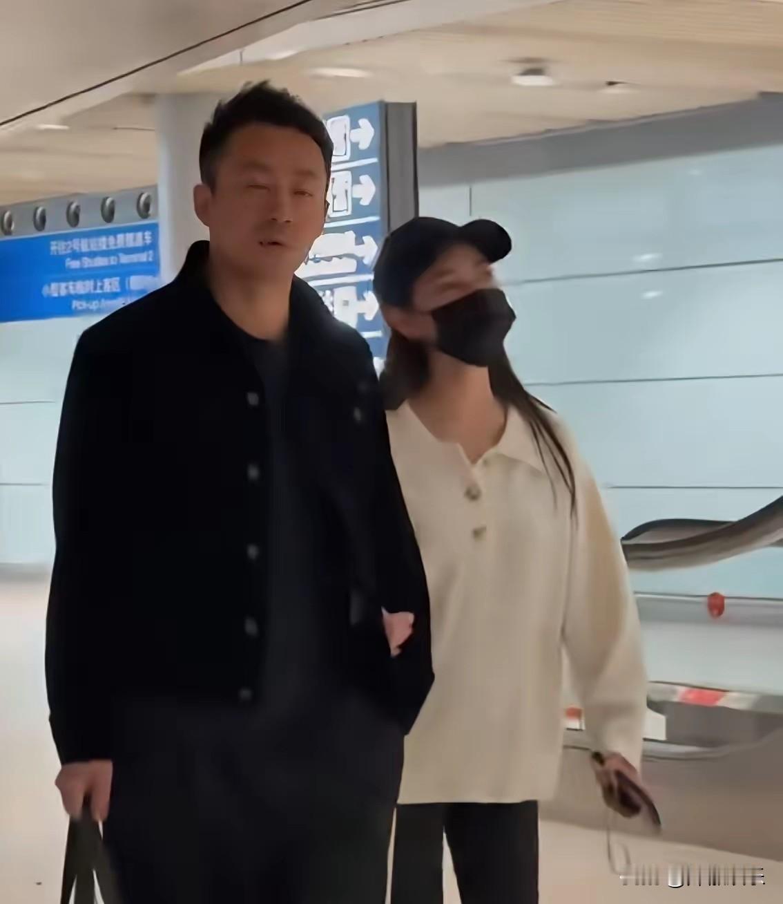 汪小菲马筱梅从湾湾返回，夫妻二人还在走机场的空档，张兰就给马筱梅发去语音说:亲手