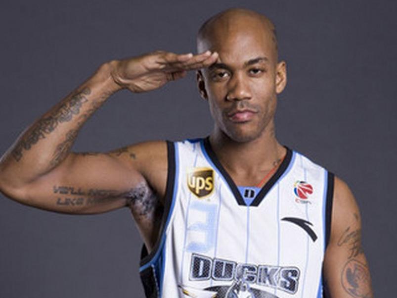 CBA最新消息：据知名篮球自媒体人报道，昨天是前北京男篮外援、前北控男篮主教练马