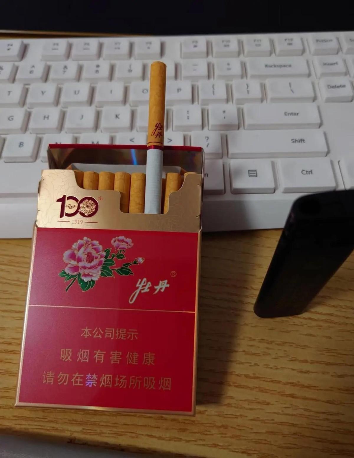我有个同事工资和我差不多，每月也就五六千块钱，天天都买这款香烟，一天得抽一包。