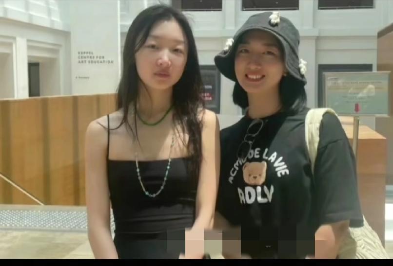 周冬雨的素颜真的很容易被普通人秒了，但是，周冬雨的身高在普通人中还挺能扛！周冬雨