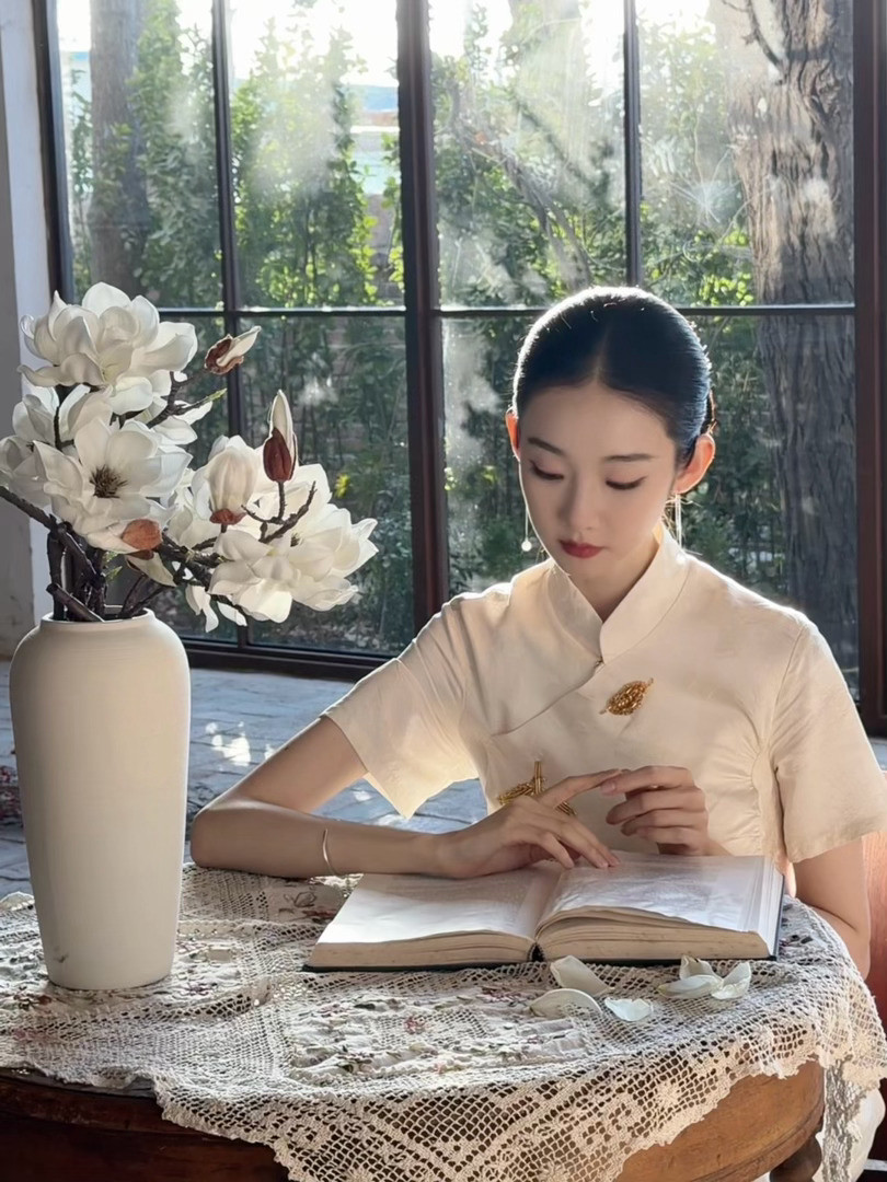 张艺凡民国风穿出了故事感张艺凡和民国风的适配度满分！素色旗袍造型自带光影氛围感