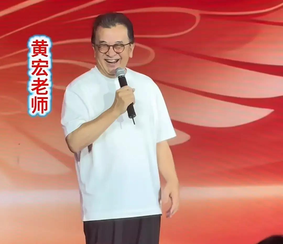 席开上百桌，三千多人把宴会大厅挤得水泄不通，连久未露面的黄宏和著名编剧何庆魁都亲