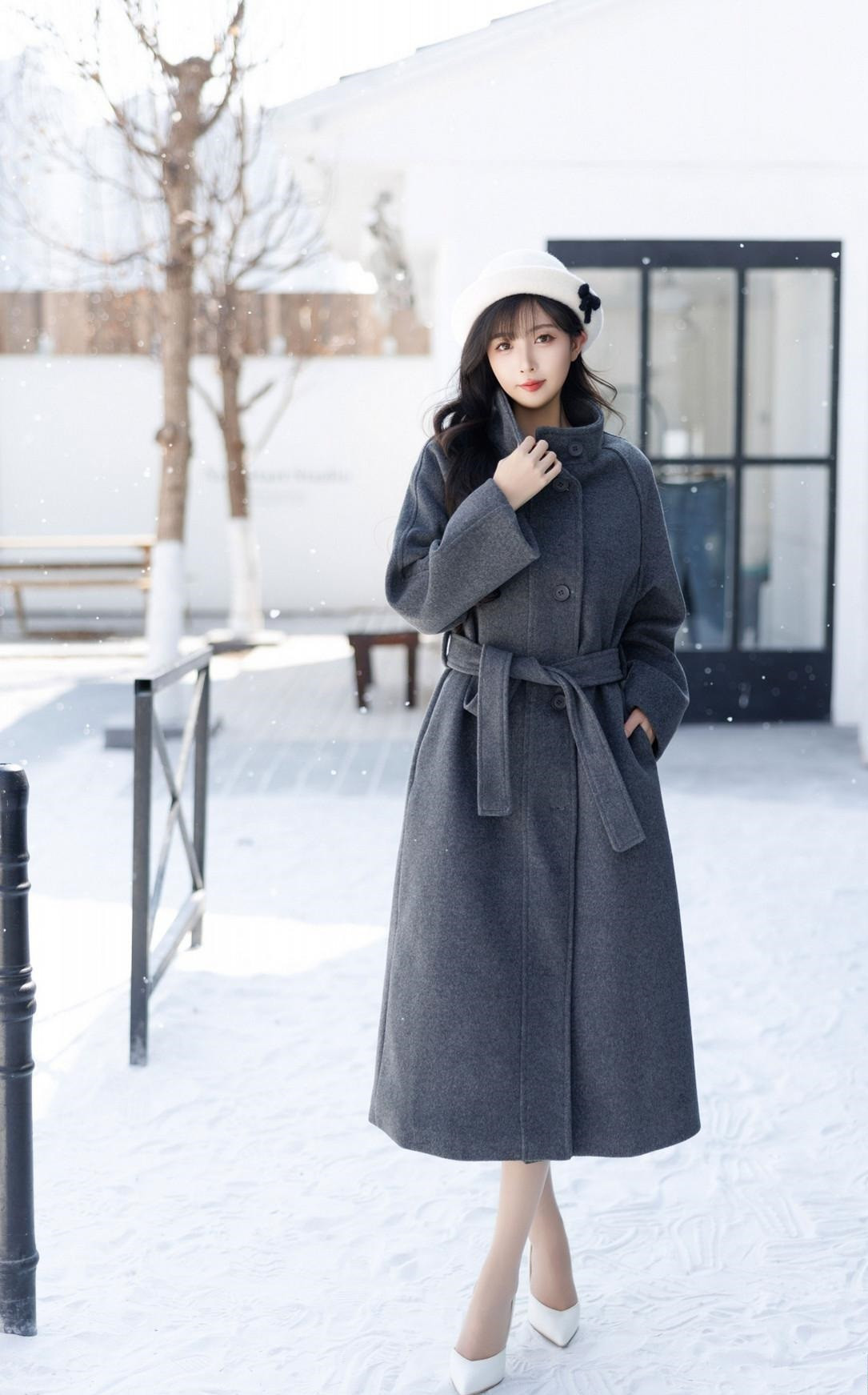雪地里的美女，为了拍美照也是拼了，不冷吗？
