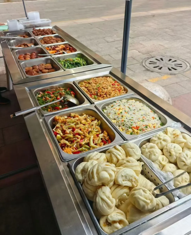 小区门口一份自助快餐，十元一个人，能吃回本吗
