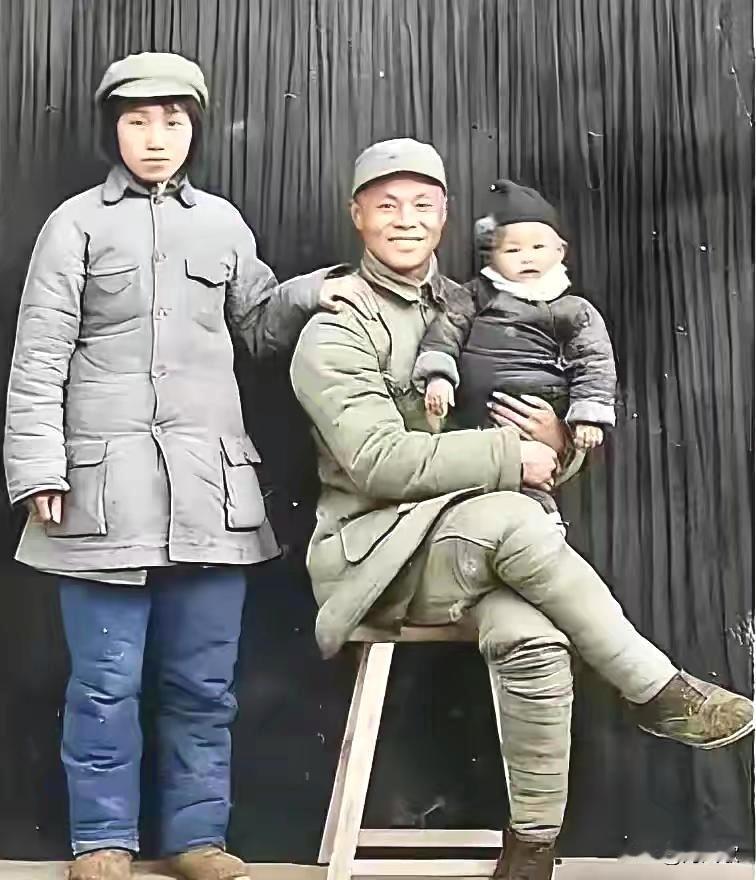 1944延安，骑兵团团长范昌标一家，历经长征与敌后血战，旧照片背后厚重的抗战往事