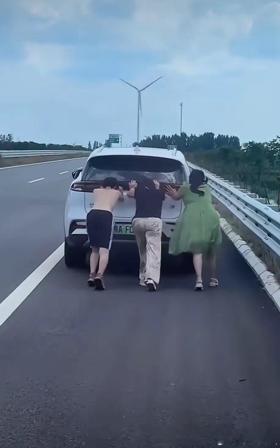 电车开着是真爽？没开过电车的人都听说电车省钱，一公里才几分钱，可看看这位开电车的