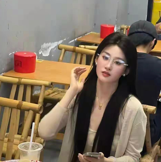 不要太炒作像刘亦菲的女孩了！3个视频涨粉20万，很多网友都说太像了，也没整过容，