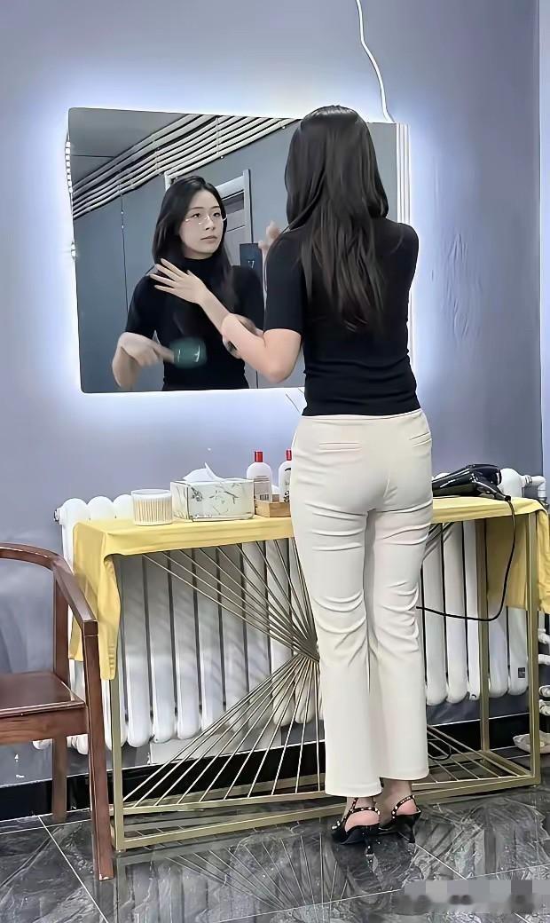 男人们记住了穿白裤子的女人不要碰有多远跑多远越远越好网上好多人都是这样说