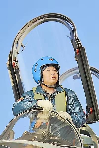 2026年3月13日解放军报等媒体披露，空军航空兵某部80后特级飞行员武辉在不明