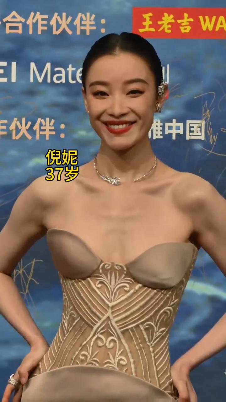 重生之我在微博之夜疯狂怼脸拍女明星。·姚晨，46岁。·白鹿，35岁。·杨幂