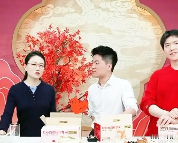 果然，过年期间，董董和潇潇去陕西，给董宇辉爸爸妈妈拜年去了。董宇辉今天来直播