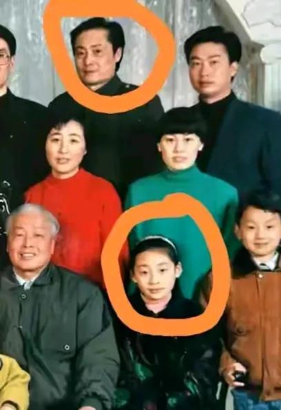 宗馥莉小时候真好看。宗庆后再不爱原配又如何？他即使不爱老婆，也做不到不爱原配生的