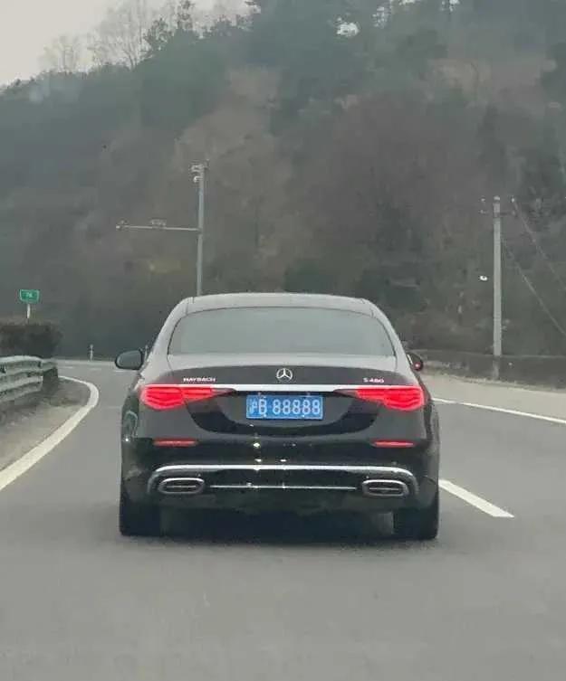 网友：这个车牌贵还是车贵？