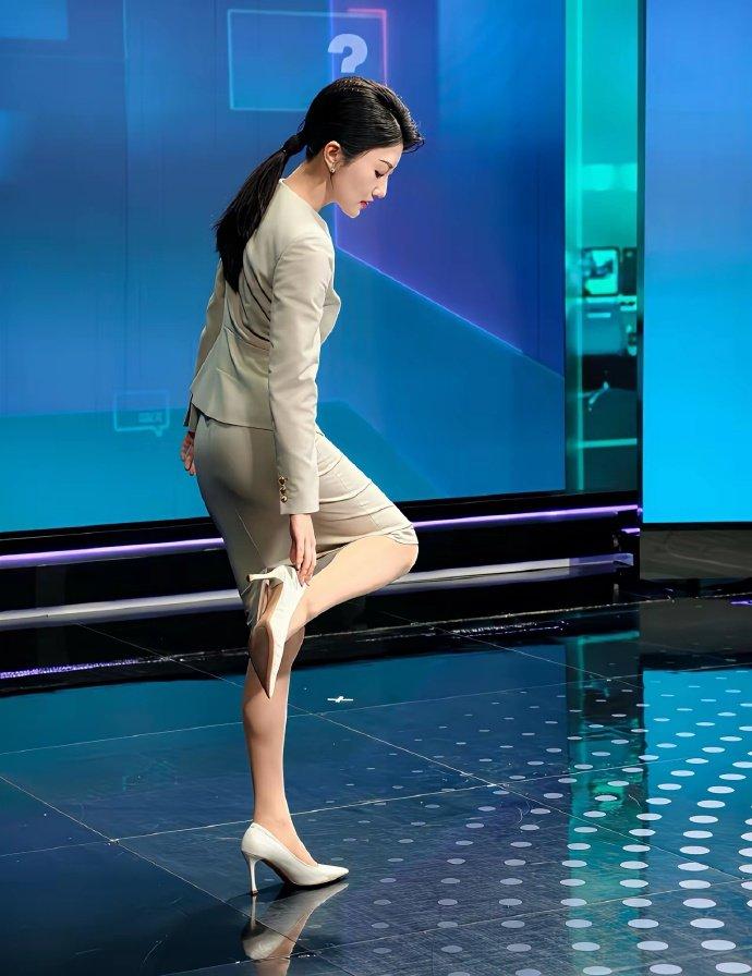 这才是真正的“穿衣显瘦，脱衣有肉”！反差感拉满！台上主持节目，端庄优雅，是大家