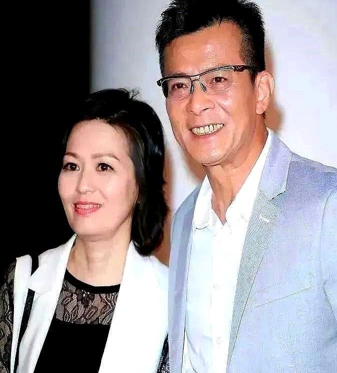 一次，记者问黄日华："论演技你比刘德华好，论人品你比梁朝伟强，论长相你比苗侨伟帅