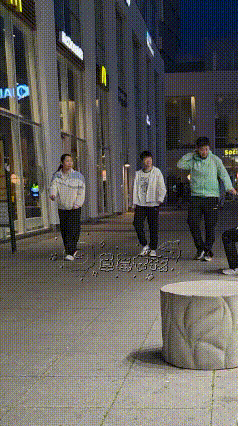 国乒到瑞典，这氛围和国内完全不同，没有代拍追私，孙颖莎都有满满的松弛感，能自