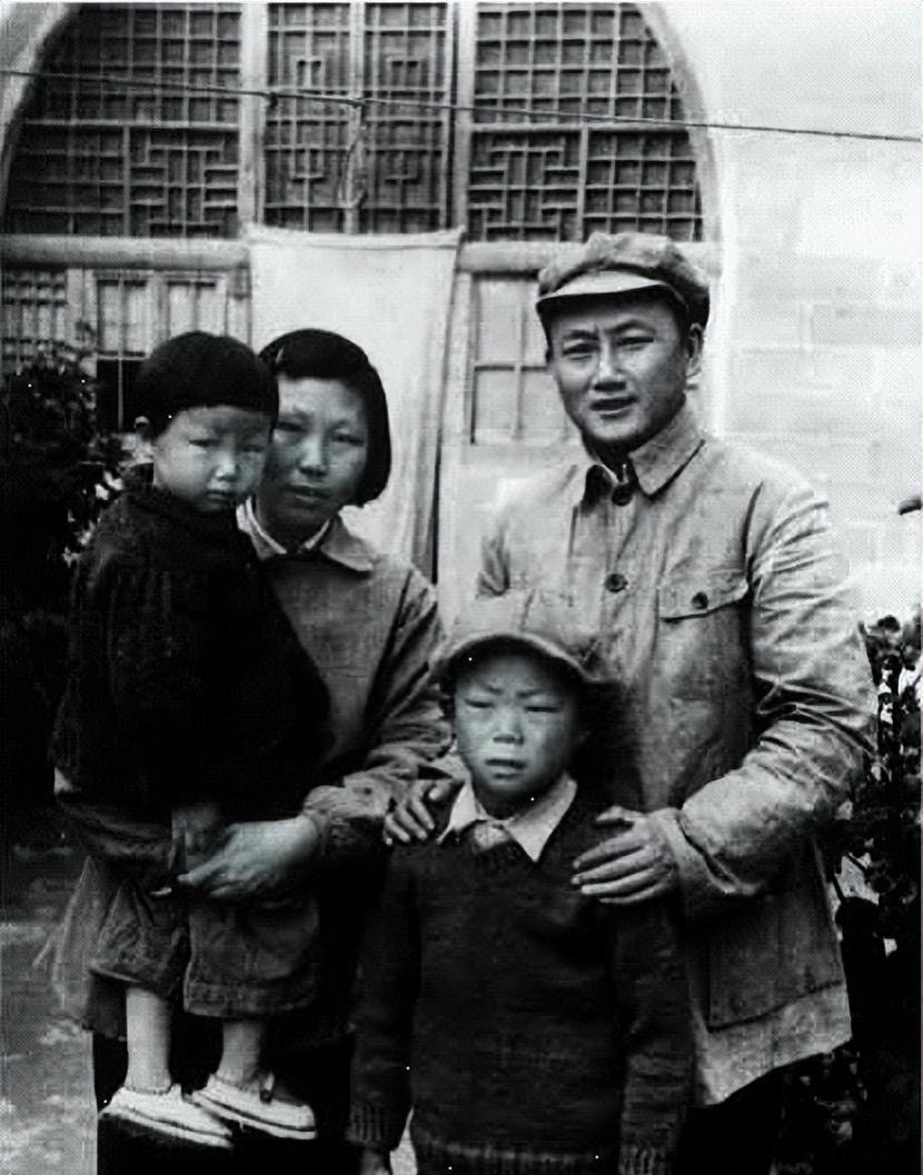 1949年军区政委返乡想报杀母之仇，毛主席心知肚明，大手一挥：把425团带去！
