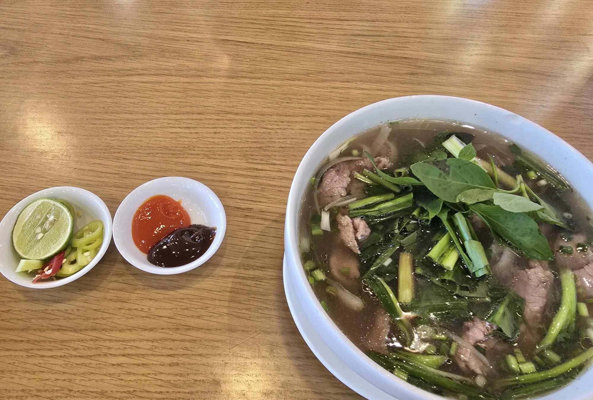 都说越南是个穷地方，物价低，来看一下这碗牛肉面，95000越南盾贵不贵？