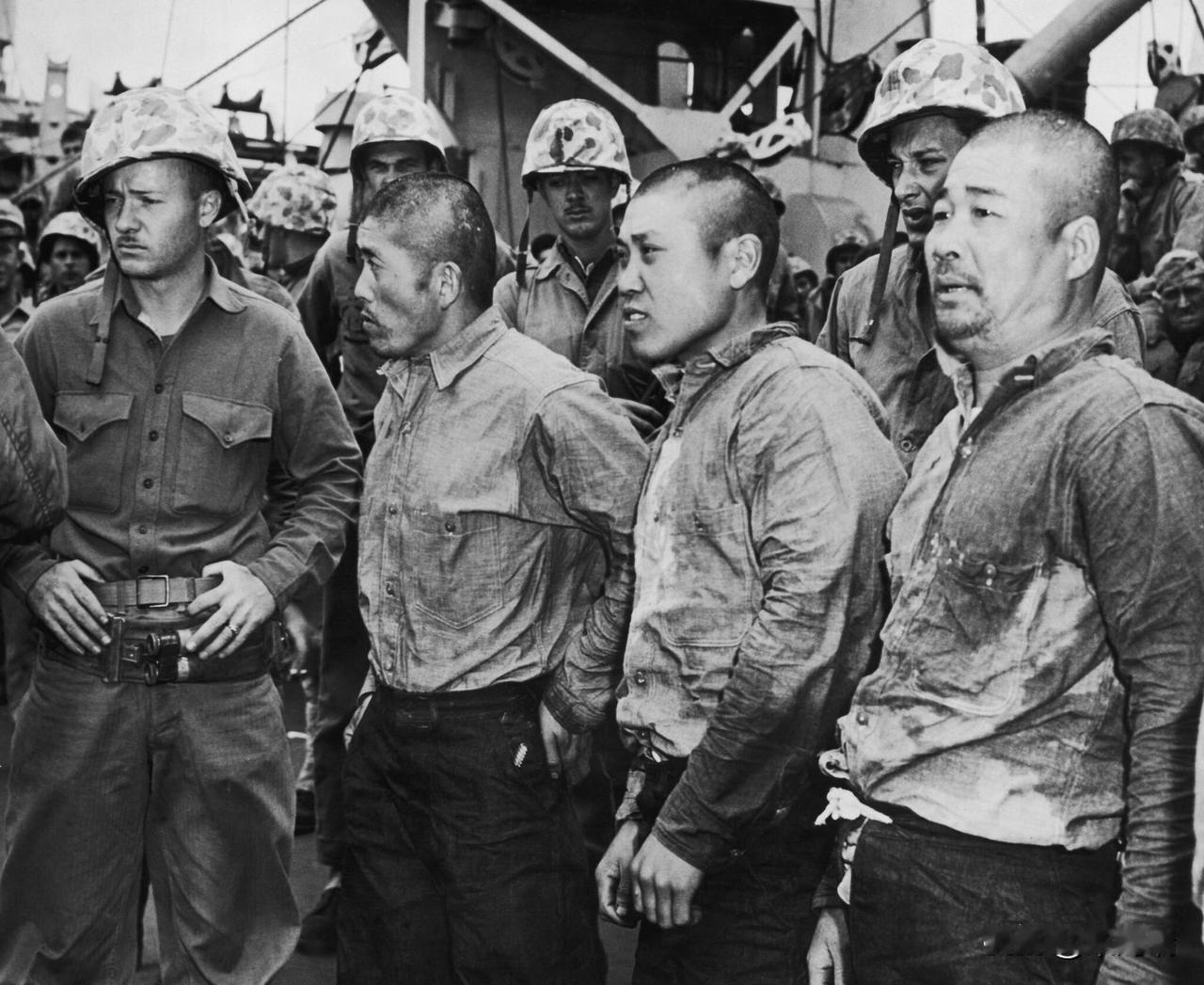 1945年2月，硫磺岛战役中被俘的第一批日军战俘。当时驻守该岛的日军2100
