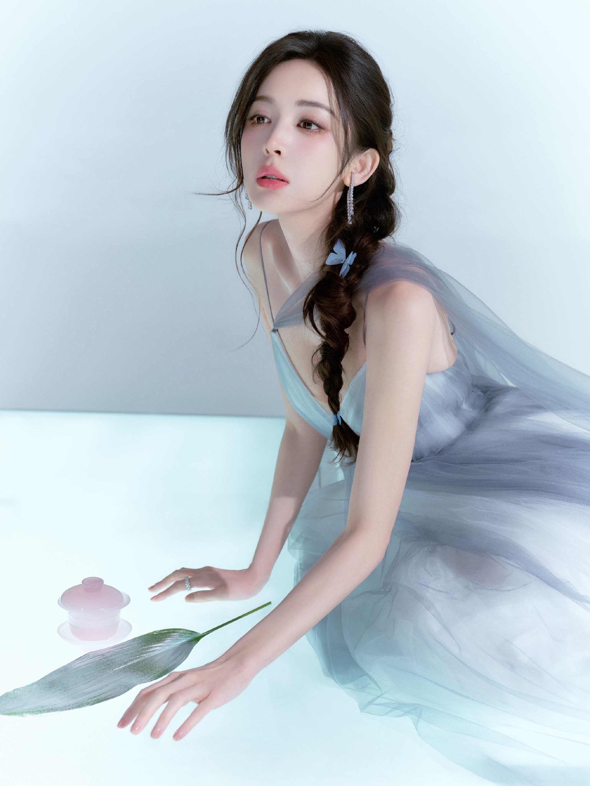 娜扎跳舞肩带断了玉茗茶骨娜扎荣善宝，这吊带裙穿搭真好看。娜扎