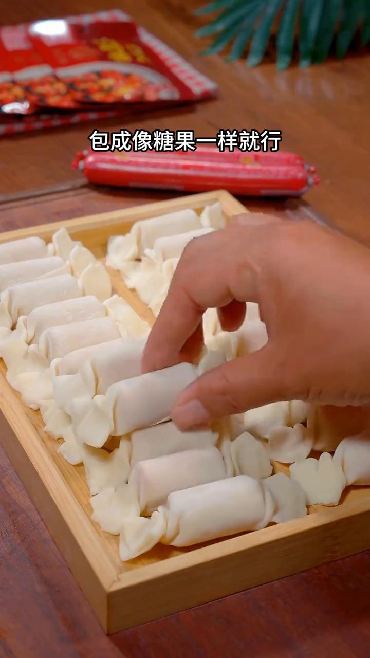 大家注意看，这是最近网上很火的饺子皮新吃法，大酒店一份就要118，家里来客做上一