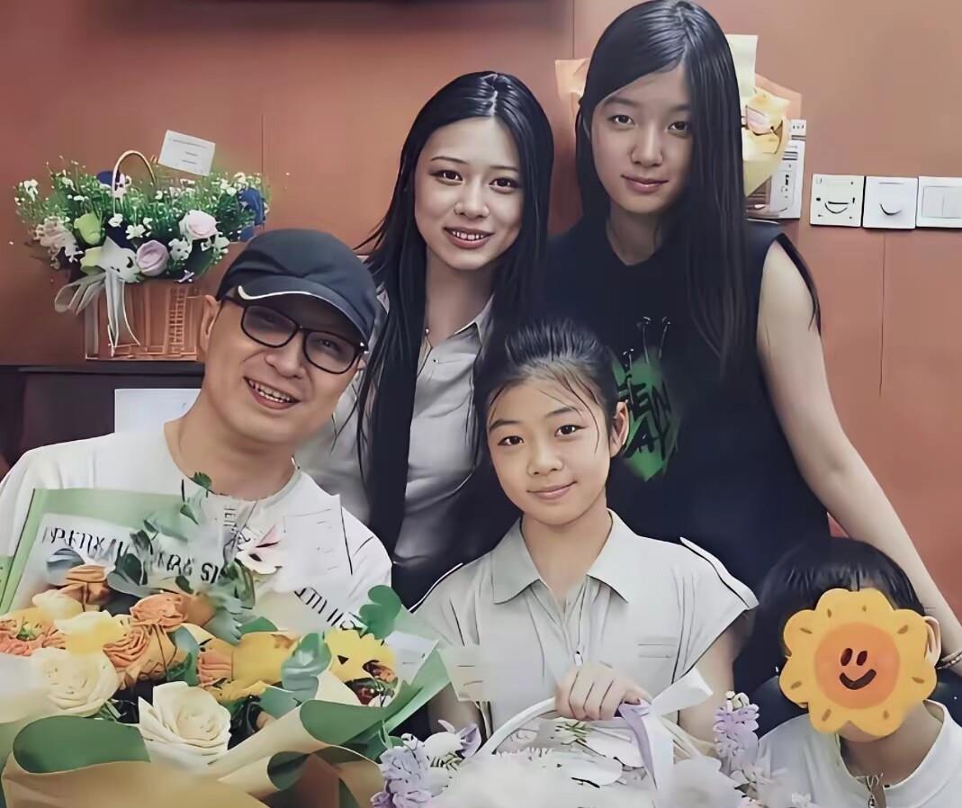 汪峰家三个女儿，同父不同母，这事一摆出来，评论区立马炸了锅。大女儿葛荟婕，二女儿康作如，小女儿章子怡