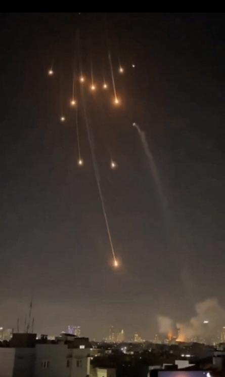 伊朗重型导弹反击美以空袭，165名女学生血债讨回：正义抑或报复？