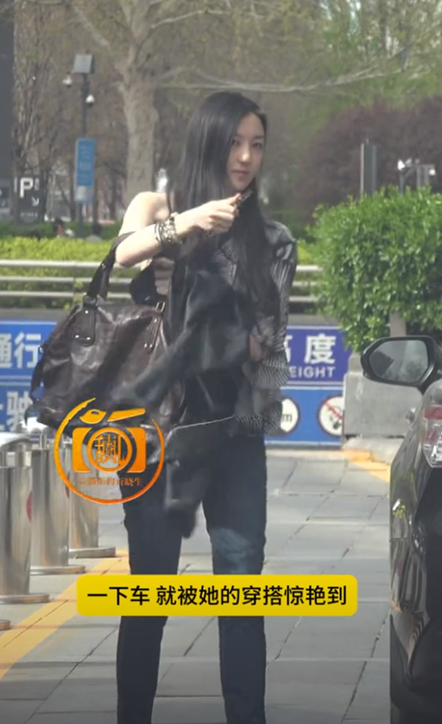 李亚鹏女儿李嫣回北京,打扮时髦逛商场,宽肩窄腰身材随了王菲