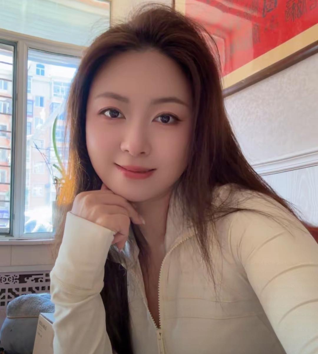 一个寡妇在丈夫坟前哭：“你走了，我怎么办啊……”路人经过，问她：“你丈夫走了几