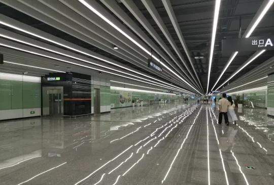 全广州最让人头晕的地铁换乘通道12号转6号线，几百米的通道，地板严重反光，让人