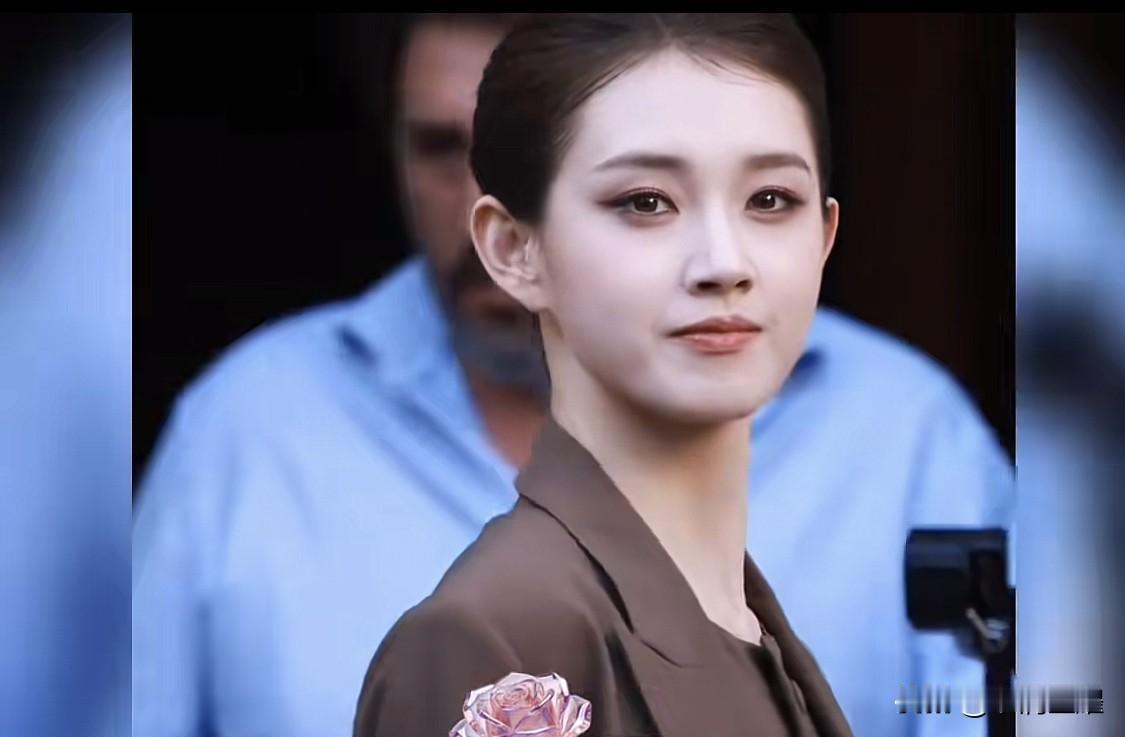 短剧追多了，熟悉了许多明星，有些无论从演技还是长相，都不输一线，而万万没有想到的