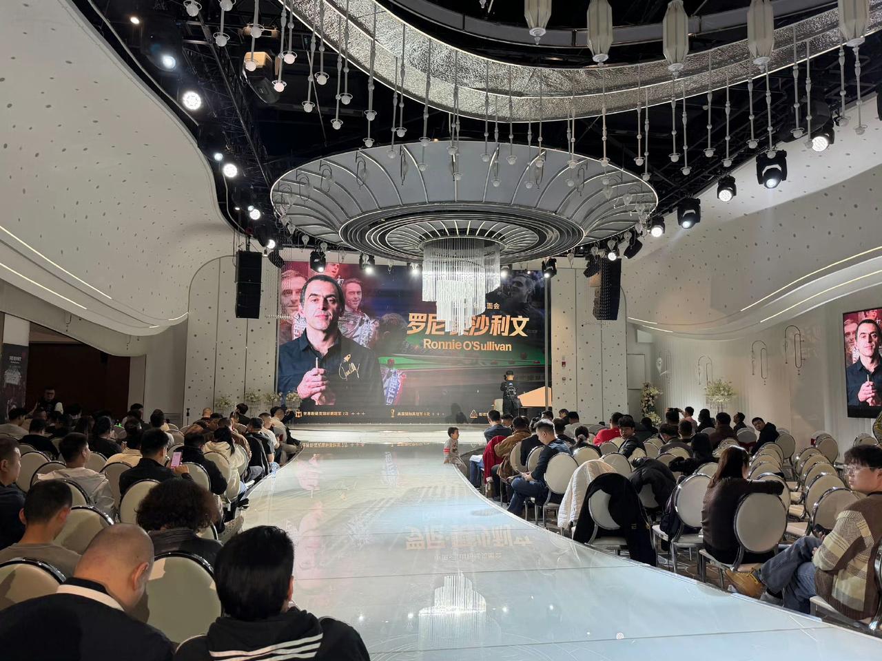 玉山，奥沙利文粉丝见面会比预想中要多很多，赵心童经纪人石老师到现场助力，石老师跟