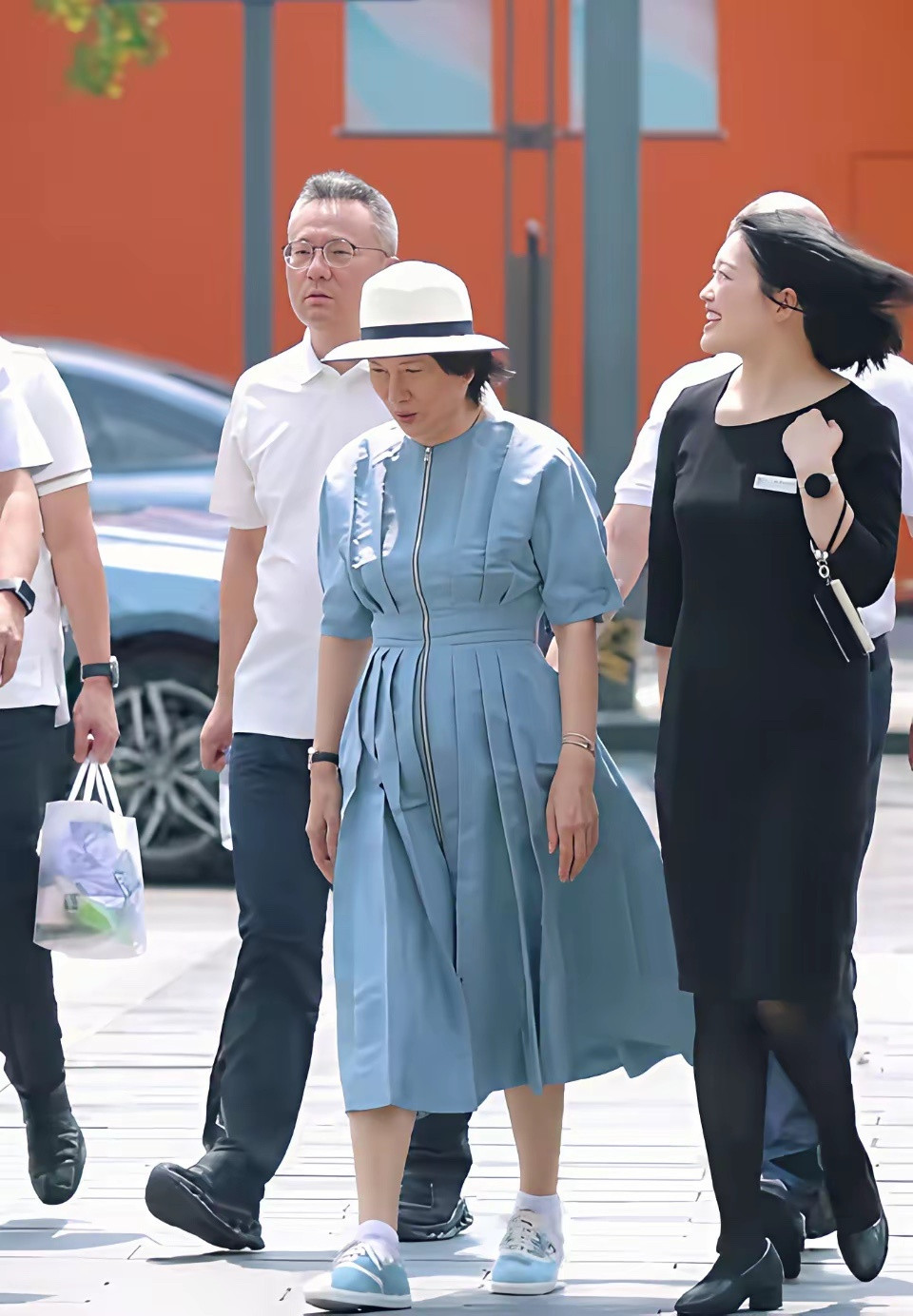 格力董明珠漫步成都街头，一点不像71岁。
