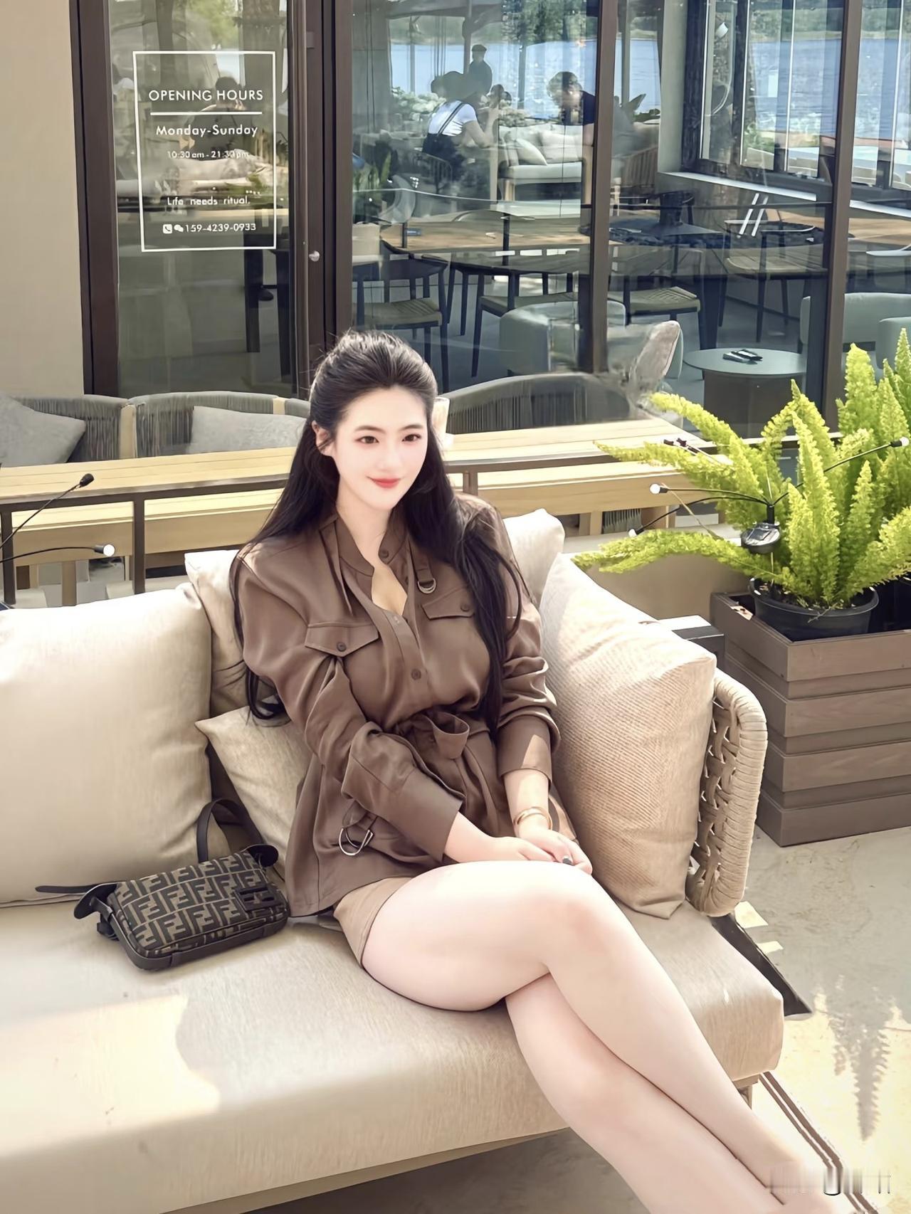 美图欣赏，看图写诗《晴隅闲坐》七言绝句软风轻拂柳梢头，晴隅闲坐意悠悠