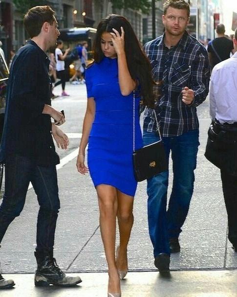 简单基础优雅惊艳纽约的一抹蓝2014selena出街22岁的嫩脸纯基础也