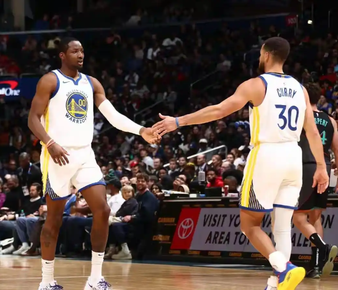 库明加开窍的最大原因绝对是巴特勒勇士这几年队内，根本没有适合库明加的教学人！老