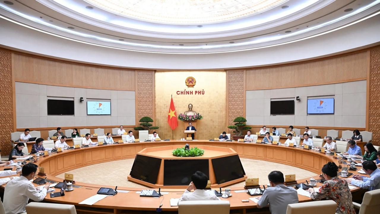 挺有意思的！范明正主持召开越南政府会议，现场潘文江向范明政作汇报！实际上，梁三光
