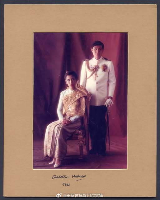 王室王室泰国王室暹罗往事老照片：朱拉蓬和老白脸1982年拍摄的一张官照，上面有