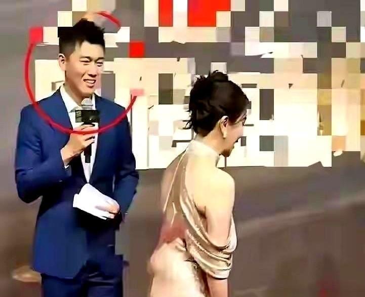 左小青穿深V高开衩上红毯了，有人夸她敢，有人骂她老还装。袁泉没露一寸肉，全场人