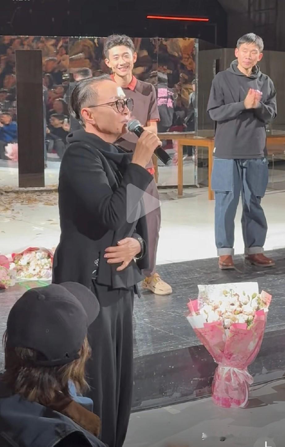 宋丹丹真是把张一山当亲儿子般疼爱啊！许久没在公开场合亮相的宋丹丹，去看了张一
