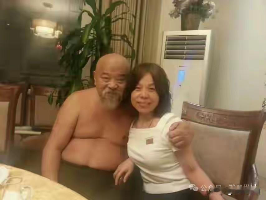 他的小品看了很多，看他搂着少妇还是头一次！