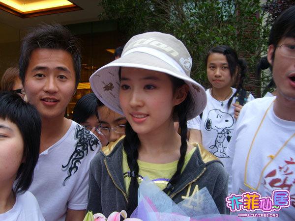 被人群包围的漂亮宝宝。