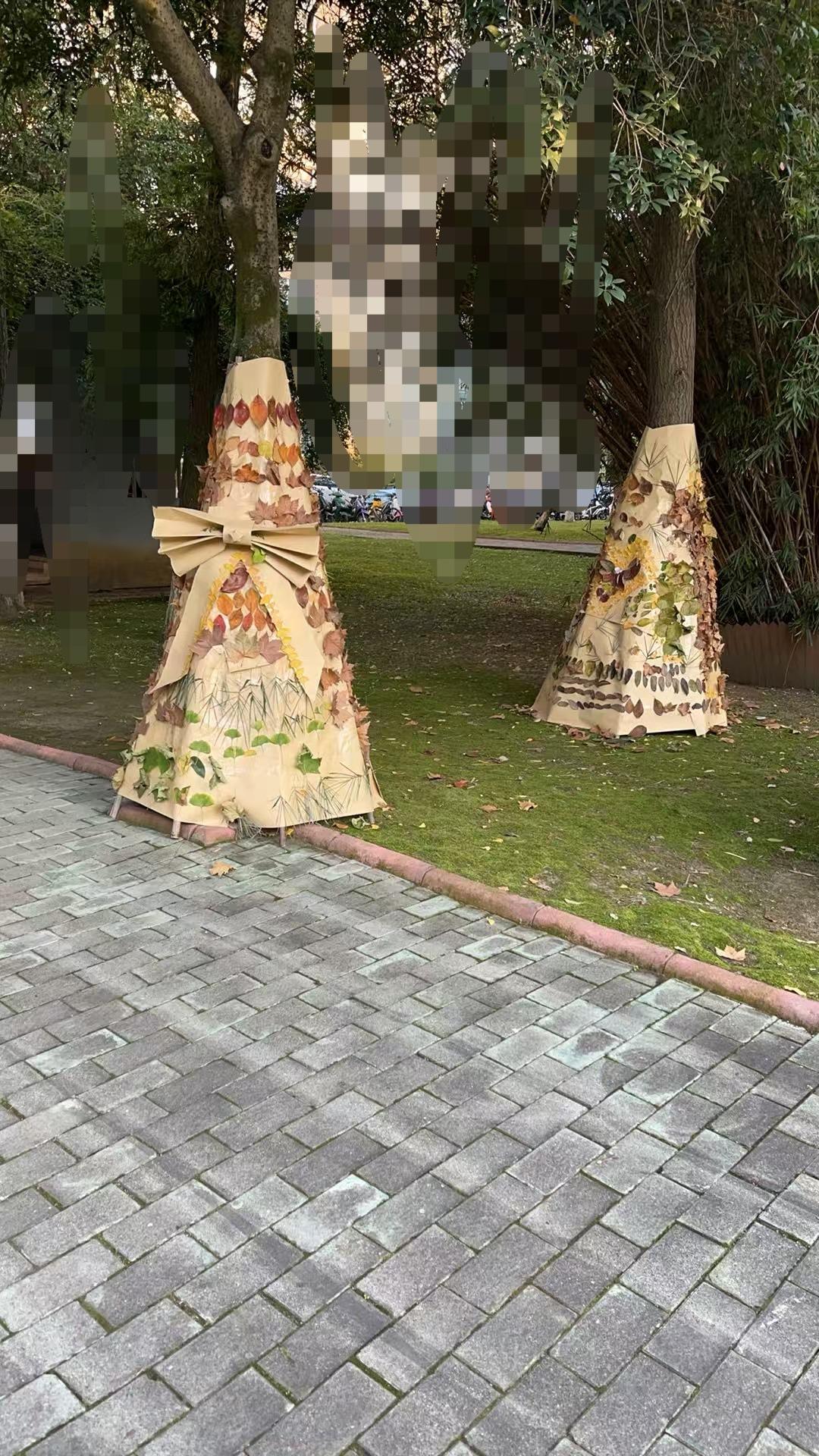 好有氛围感的大树。穿上美美的裙子。