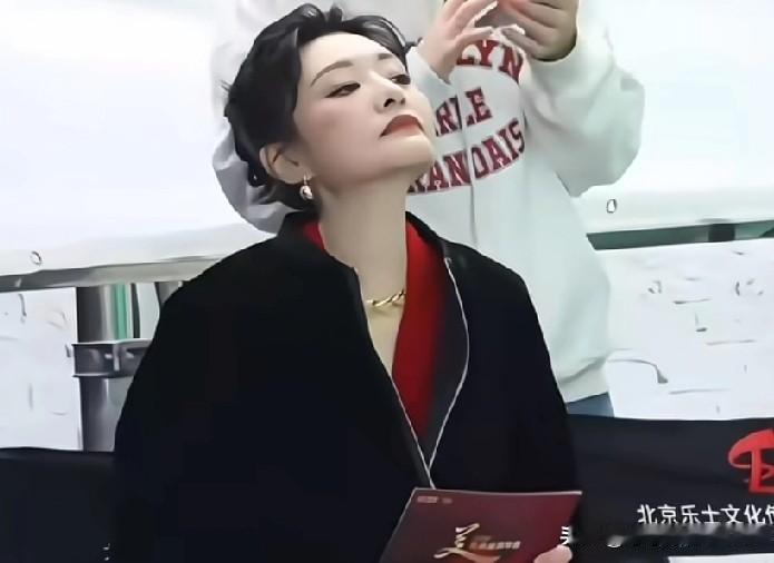 你们发现央视主持人周涛的小动作没？她老爱仰头抬脖子，网上都传是为了防颈纹，这保养