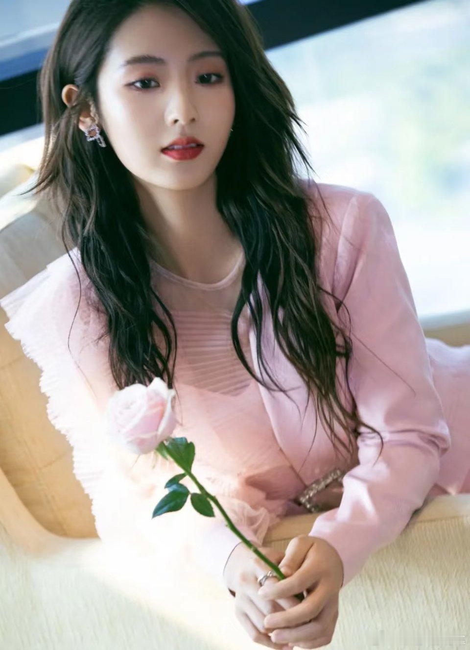 内娱突然天降真糖，邢菲被拍到深夜开车直奔徐方舟家过夜，第二天两人同框返程，邢菲妈