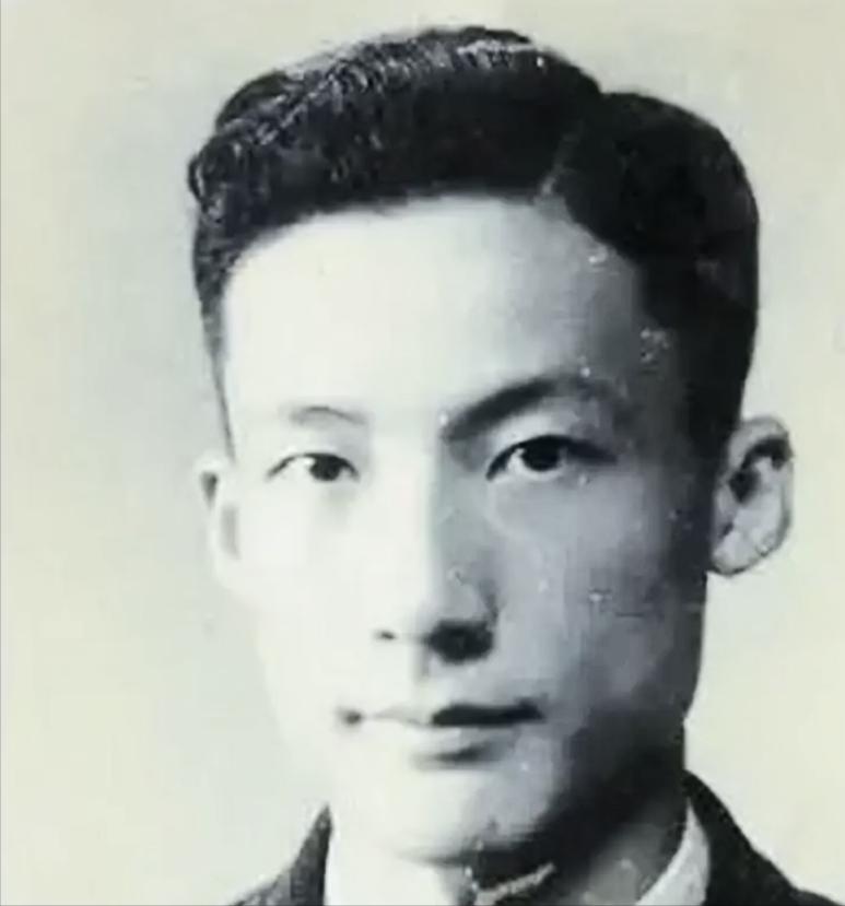 1949年，毛人凤下令处死朱君友。朱君友坦然赴死，却发现枪决他的2名特务，朝他频
